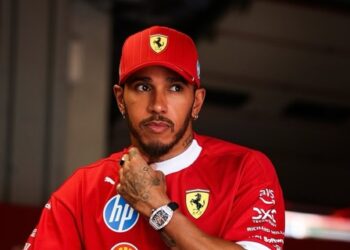 Hamilton deseja que Ferrari acate suas observações para evoluir em 2026