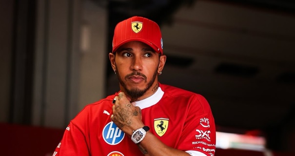Hamilton deseja que Ferrari acate suas observações para evoluir em 2026
