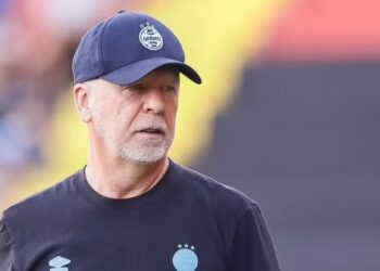 Grêmio comunica saída do técnico Mano Menezes