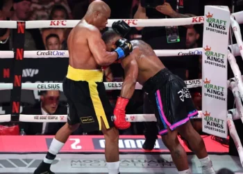 Anderson Silva supera ex-campeão do UFC Tyron Woodley por nocaute técnico em luta de boxe