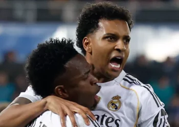 Jornal diz que Vini Jr. e Rodrygo “ajudam” Xabi Alonso, mas critica momento do Real