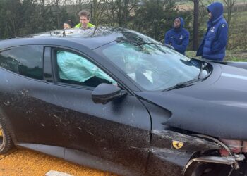 Jogadores do Tottenham se envolvem em acidente a caminho de jogo da Champions League
