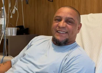 Roberto Carlos tem “evolução satisfatória” após cirurgia, diz boletim médico