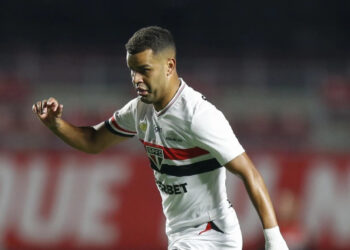 Corinthians encaminha acerto com Gabriel Paulista e mira Alisson, do São Paulo