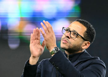 Chelsea anuncia contratação do técnico Liam Rosenior, ex-Strasbourg