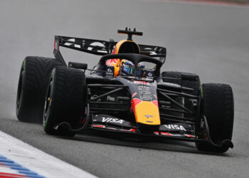 Verstappen lidera segundo dia de testes em Barcelona; Hadjar bate