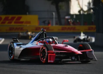 Nick Cassidy escala pelotão e vence etapa do México da Fórmula E