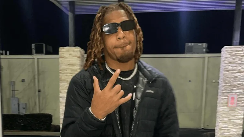 Jogador de futebol americano morre baleado após tentar separar briga em bar