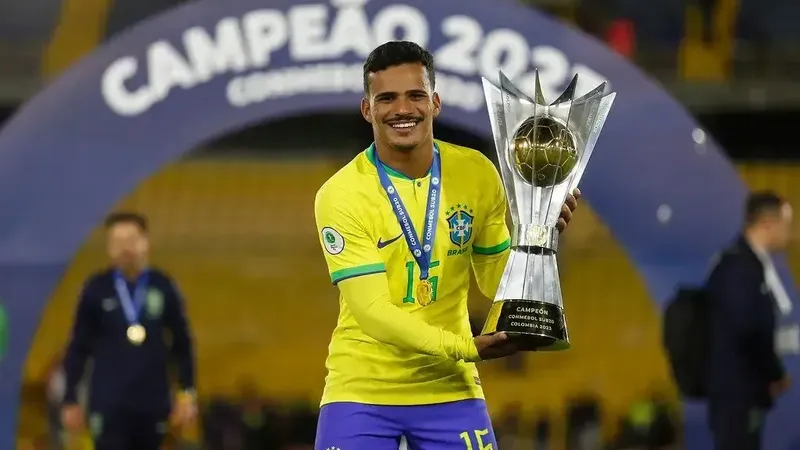 Kaiki, do Cruzeiro, é convocado para a seleção no lugar de Alex Sandro