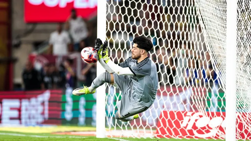 Herói na final, Rossi dedica título a Filipe Luís: “Muito carinho por ele”